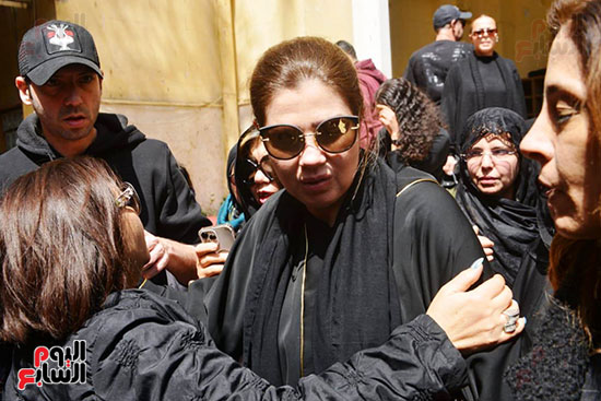 رانيا فريد شوقي في جنازة والدتها سهير الترك (1)