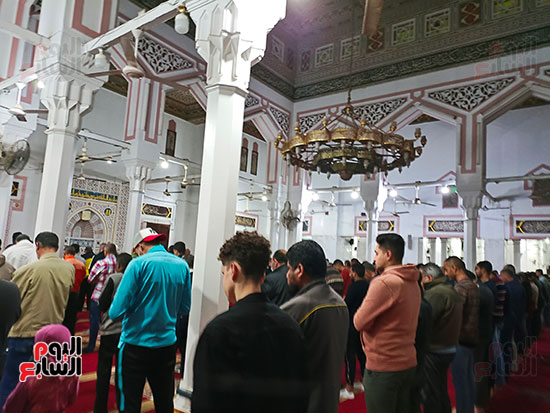 المسجد-مزدحم-دائمًا-بالمصليين