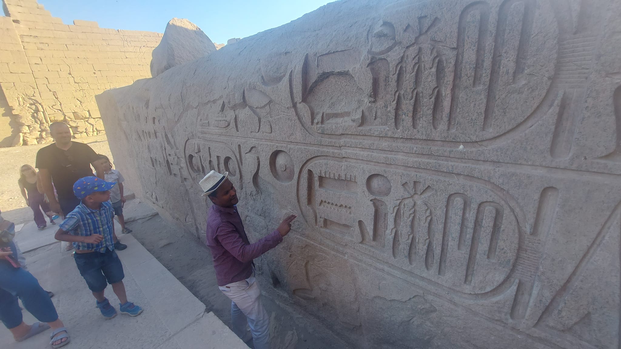 شرح نقوش وكتابات معبد الرمسيوم للسياح