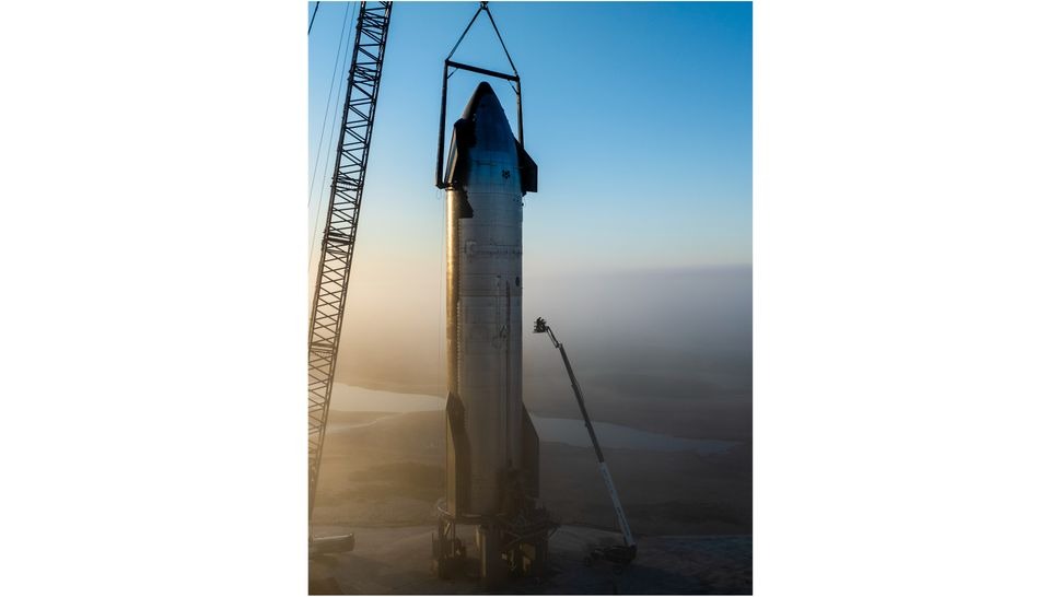 تكنولوجيا  - شاهد.. SpaceX تنقل المركبة الفضائية Starship إلى منصة الاختبار