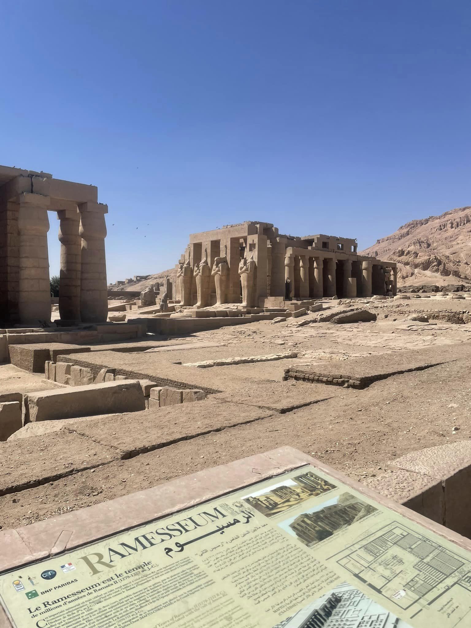 معبد الرمسيوم تحفة فنية بناها الملك رمسيس الثانى بتسجيل وقائع معركة قادش