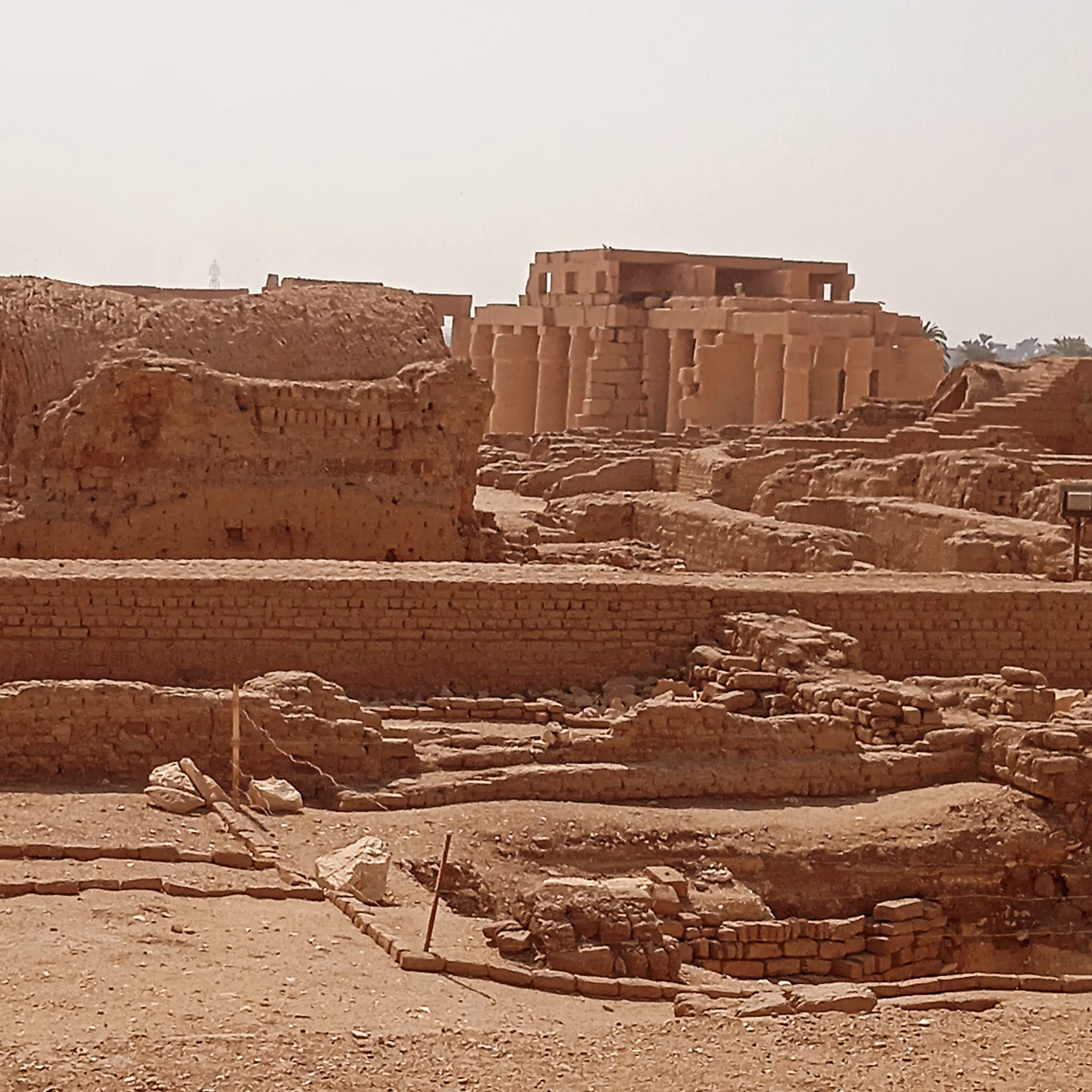 المنطقة المحيطة بمعبد الرمسيوم فى الأقصر