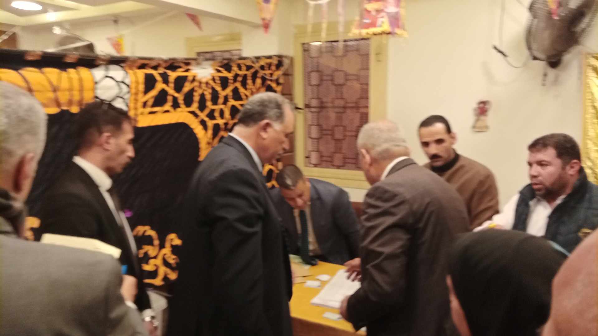 عبد الحليم علام نقيب المحامين يدلي بصوته في الانتخابات بالإسكندرية