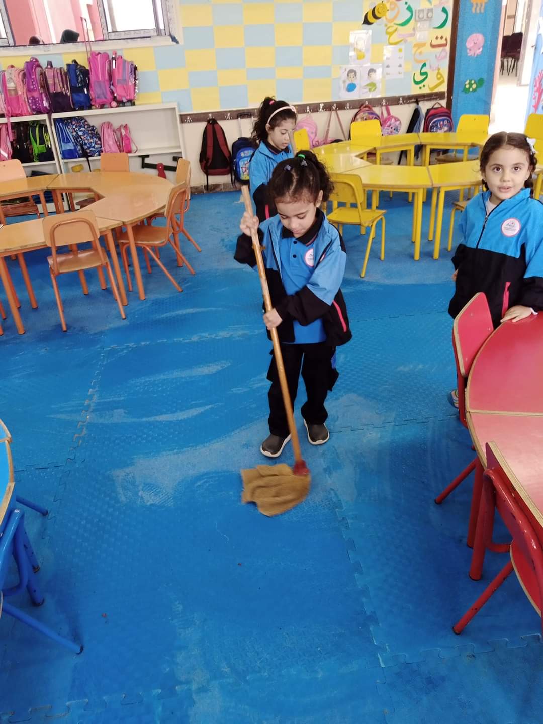 طفلات تشاركن نظافة مدرستهن