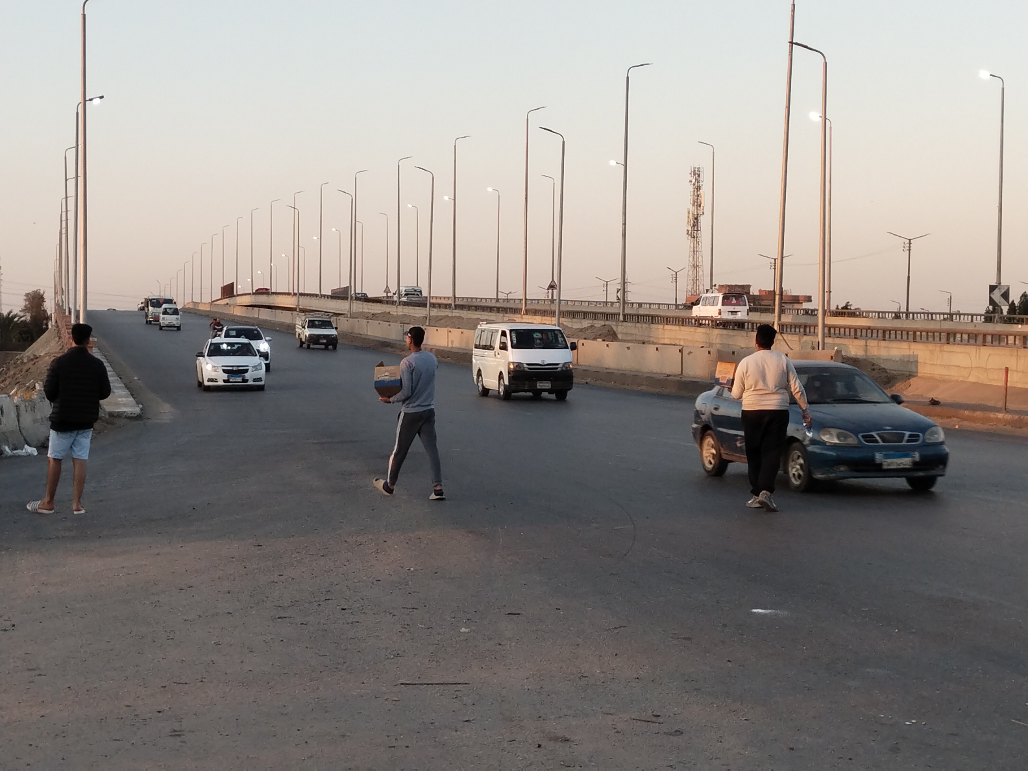 شباب القليوبية يوزعون العصائر والوجبات على الصائمين في الطرق (3)