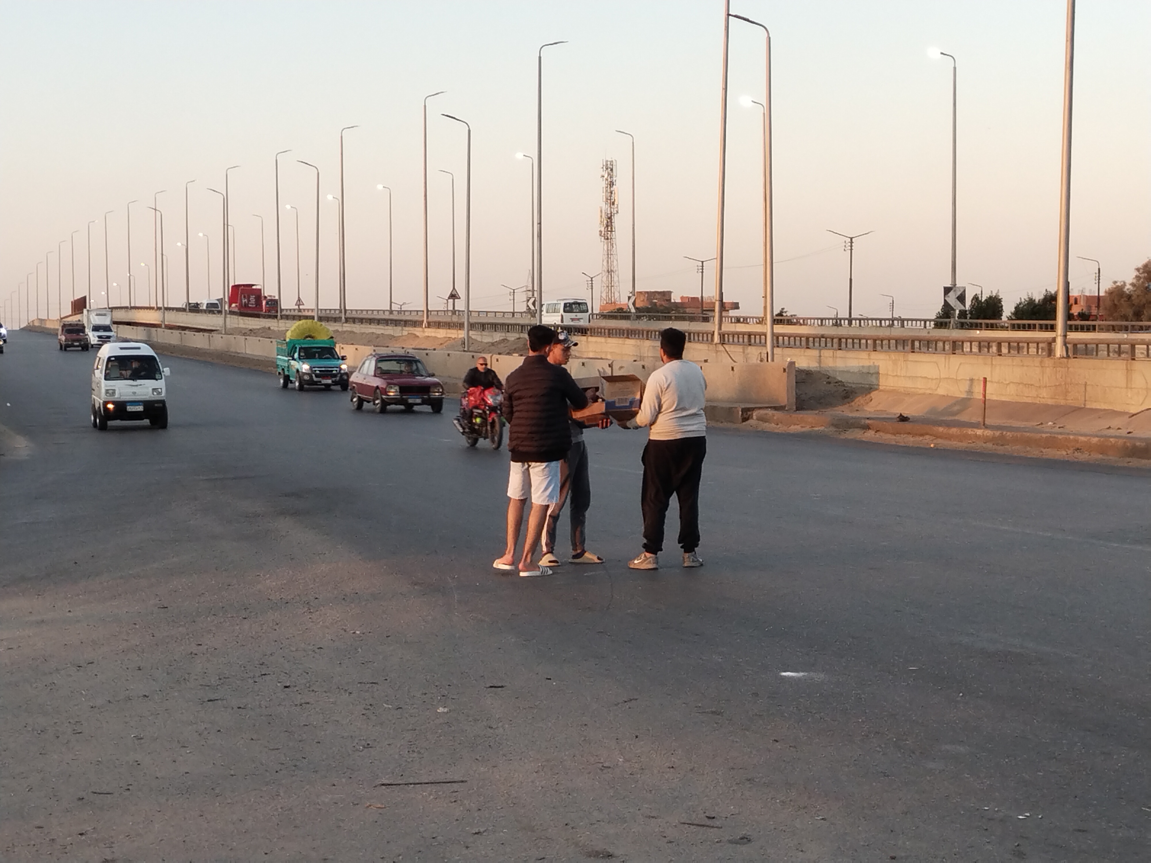 شباب القليوبية يوزعون العصائر والوجبات على الصائمين في الطرق (2)