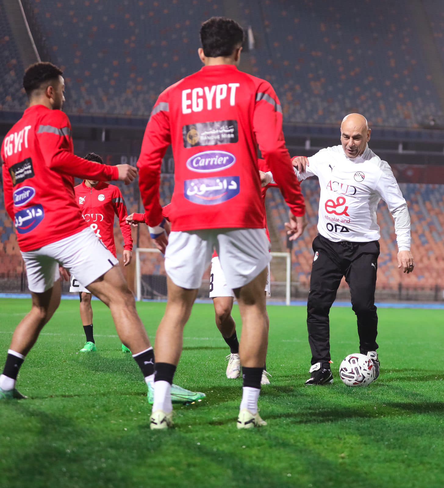 حسام حسن مع اللاعبين