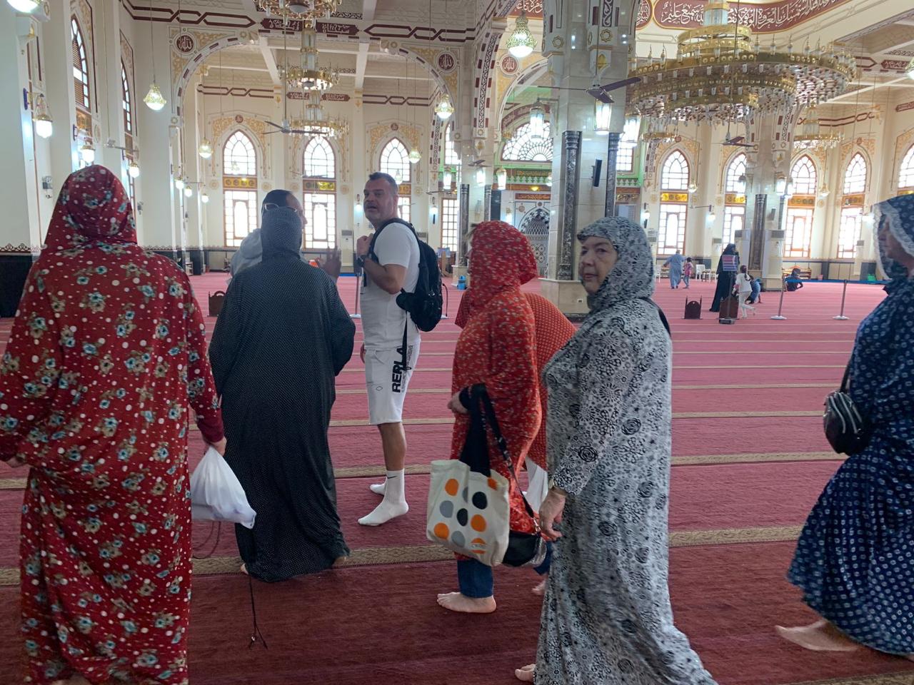 السياح يرتدن الاسدالات داخل المسجد 