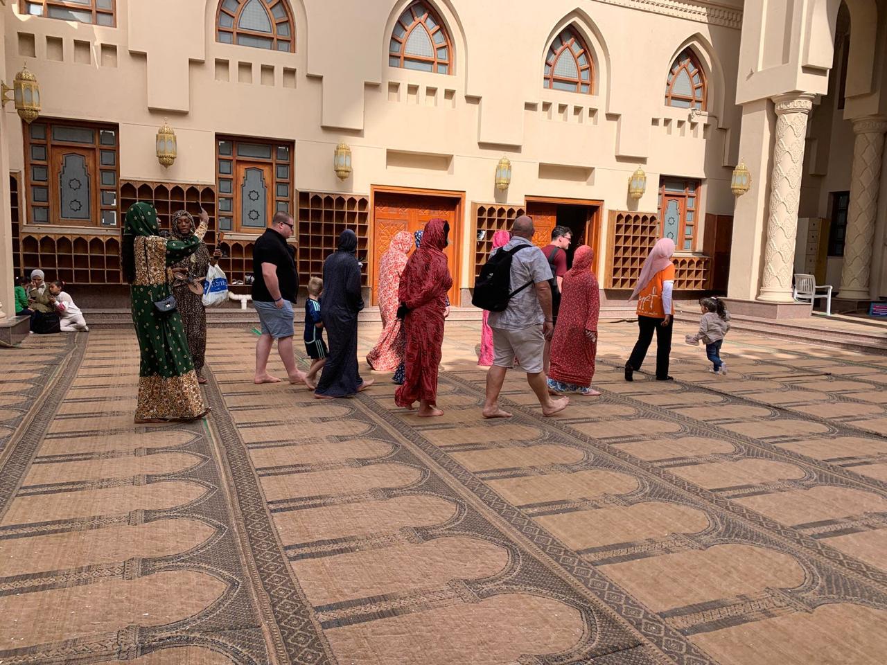 السياح داخل الساحة الامامية للمسجد 
