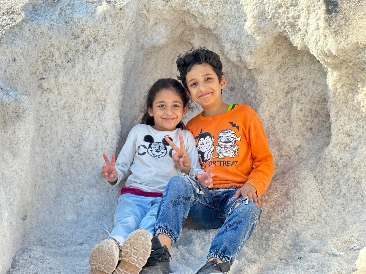 علامة النصر مع الأطفال في جبال الملح  بورسعيد