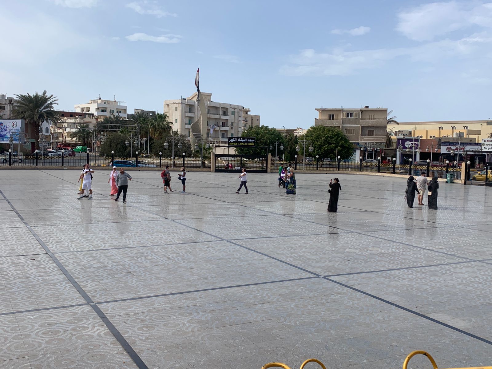 السياح فى ساحة مسجد الميناء 
