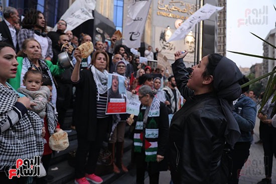 هتافات المتظاهرين أمام النقابه