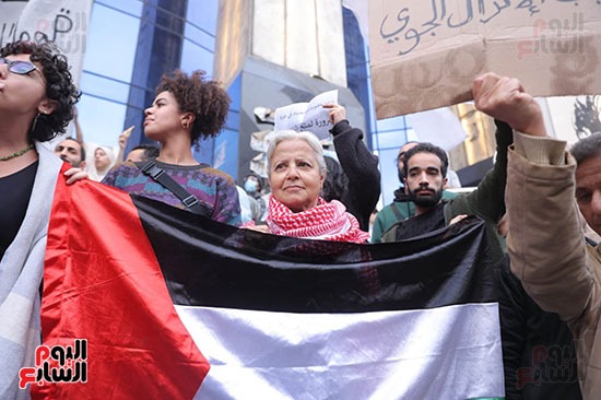 المتضامنون يرفعون علم فلسطين