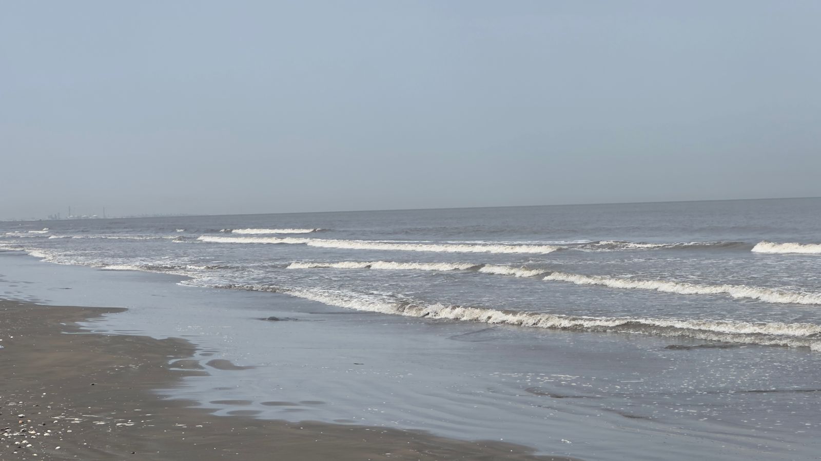 أمواج بسيطه بالشاطئ