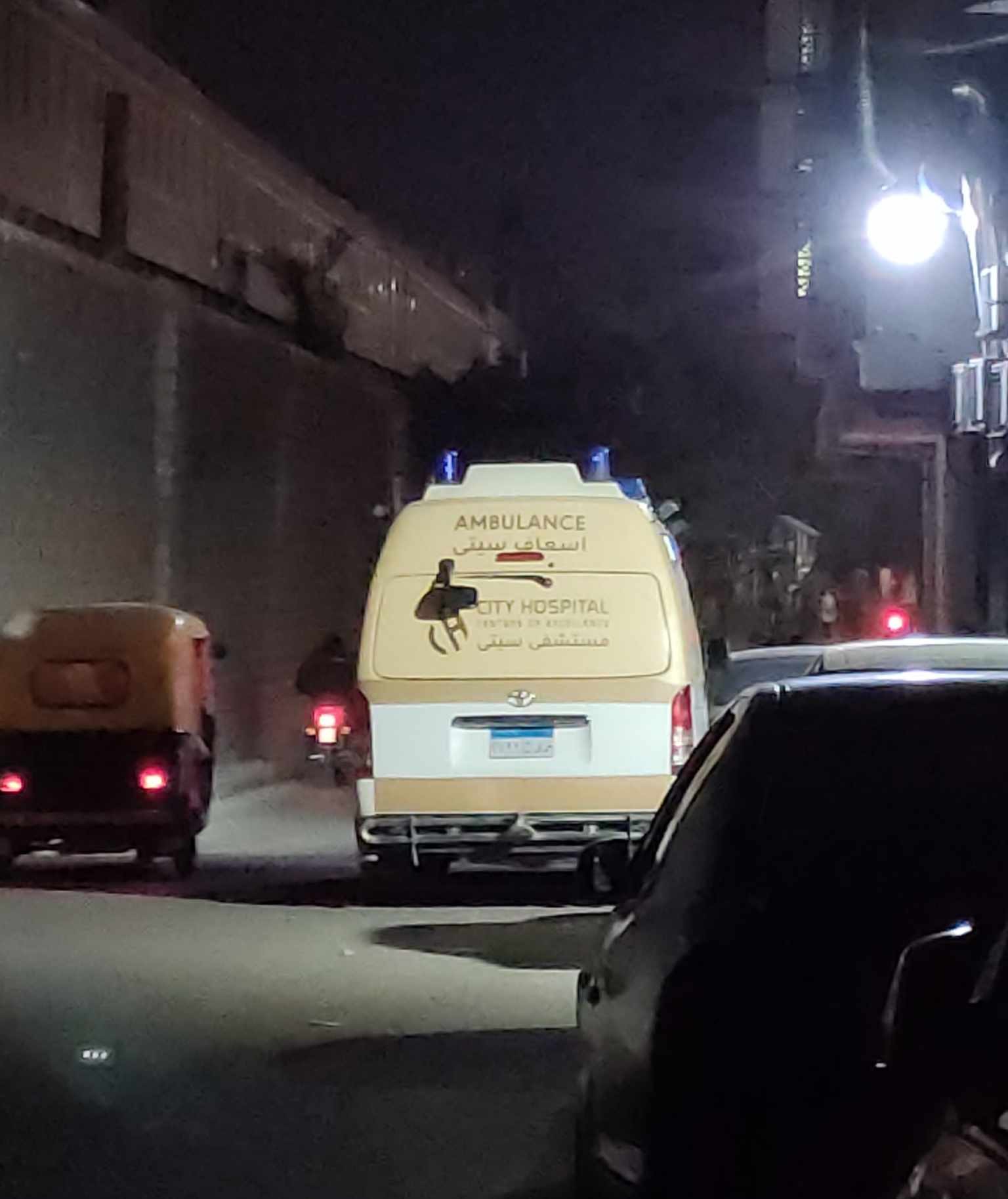 أحمد رفعت يغادر داخل سيارة إسعاف مجهزة إلي القاهرة