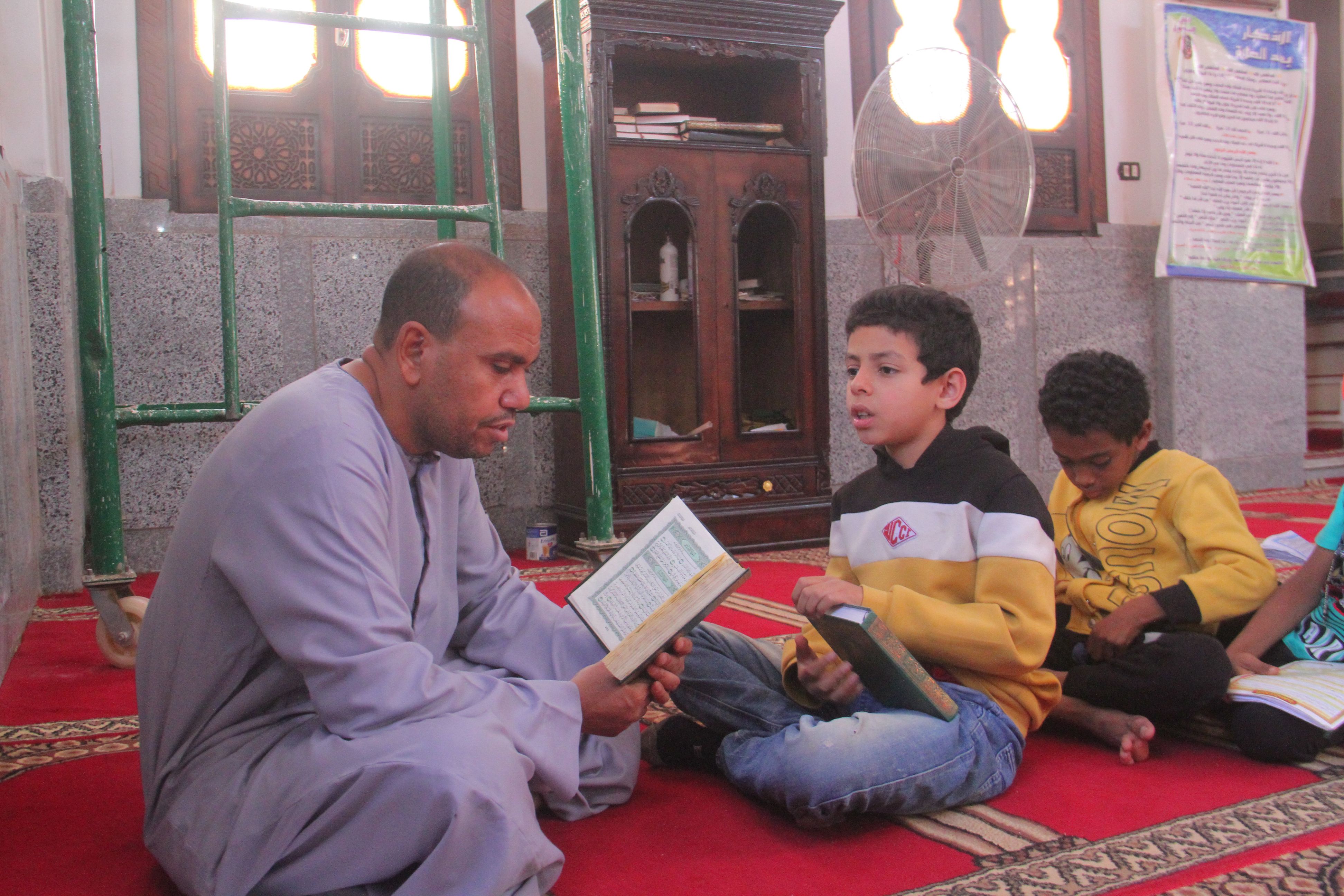 الأطفال يتلون القرآن فى أكبر مسابقة لحفظ كتاب الله بمدينة أسوان (7)