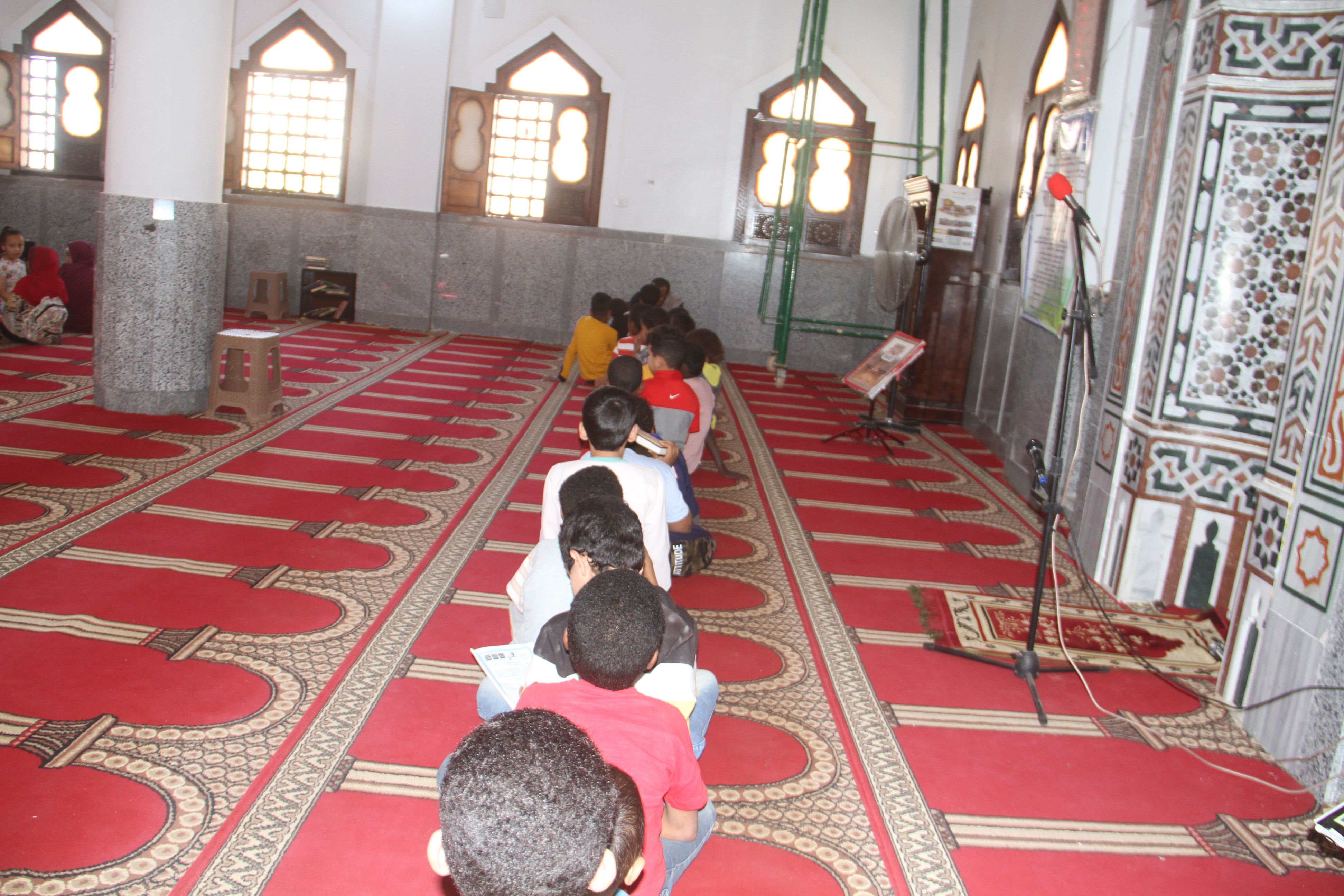 الأطفال يتلون القرآن فى أكبر مسابقة لحفظ كتاب الله بمدينة أسوان (2)