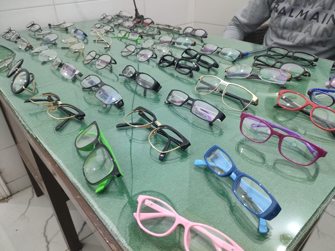 نظارات طبية للأطفال والكبار ضمن القافلة الطبية للتحالف الوطني للعمل الاهلي التنموي بمركز القوصية بأسيوط (2)
