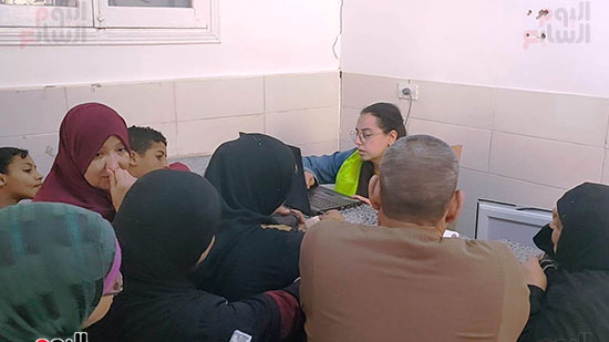 إقبال المواطنين على القافلة الطبية للتحالف الوطني بمركز القوصية بأسيوط (4)