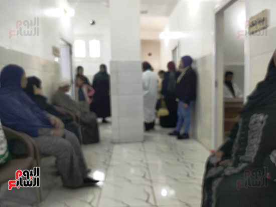 جانب من إقبال المواطنين على القافلة الطبية للتحالف الوطني بمركز القوصية بأسيوط (1)