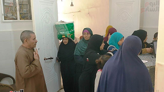 إقبال المواطنين على القافلة الطبية للتحالف الوطني بمركز القوصية بأسيوط (5)