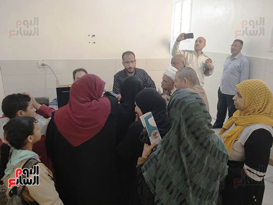 إقبال المواطنين على القافلة الطبية للتحالف الوطني بمركز القوصية بأسيوط (3)