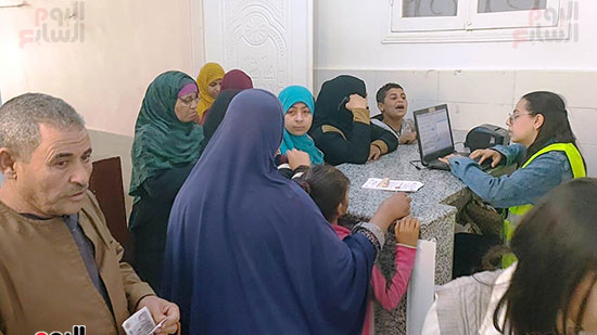 جانب من اهتمام المواطنين المتزايد بالقافلة الطبية للتحالف الوطني بمركز القوصية بأسيوط (3)