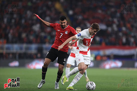 تريزيجيه يحاول استخلاص الكرة من أحد لاعبى كرواتيا