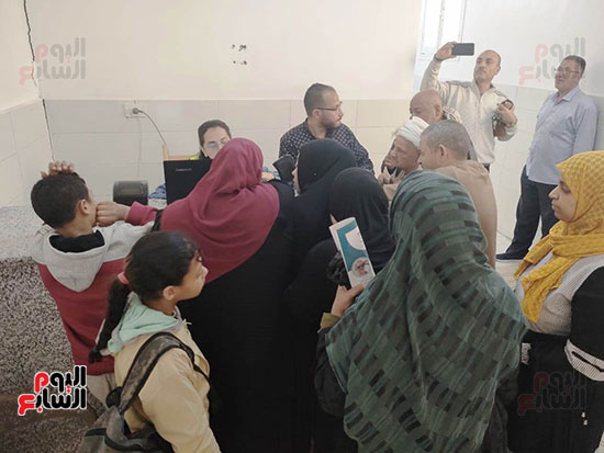 جانب من إقبال المواطنين على القافلة الطبية للتحالف الوطني بمركز القوصية بأسيوط (2)
