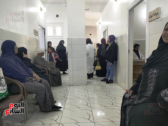 إقبال المواطنين على القافلة الطبية للتحالف الوطني بمركز القوصية بأسيوط (2)
