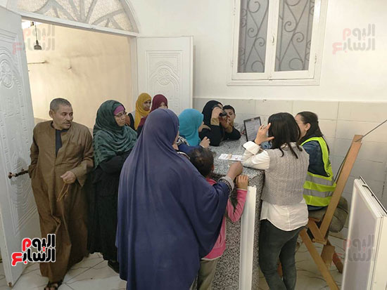 جانب من إقبال المواطنين على القافلة الطبية للتحالف الوطني بمركز القوصية بأسيوط (3)