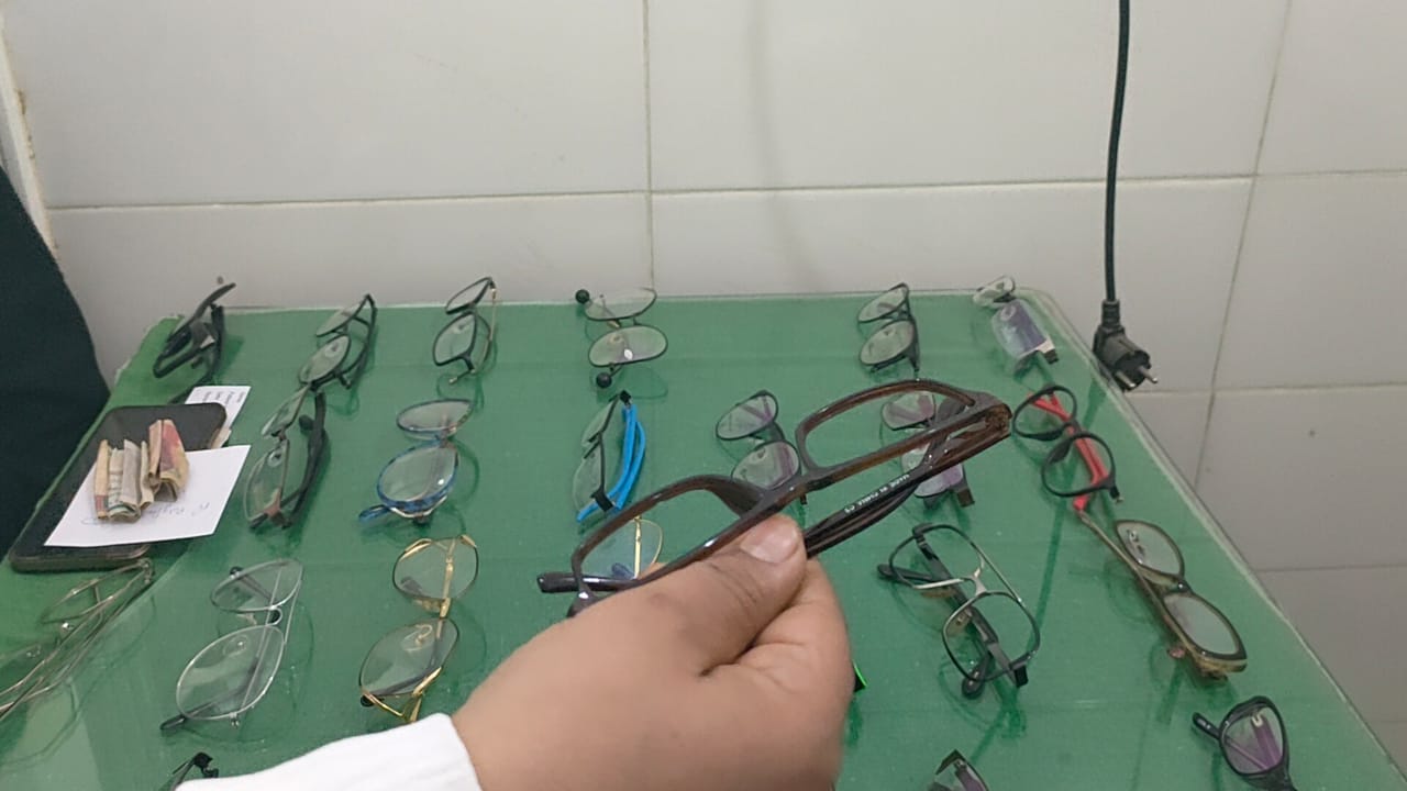 نظارات طبية للأطفال والكبار ضمن القافلة الطبية للتحالف الوطني للعمل الاهلي التنموي (2)