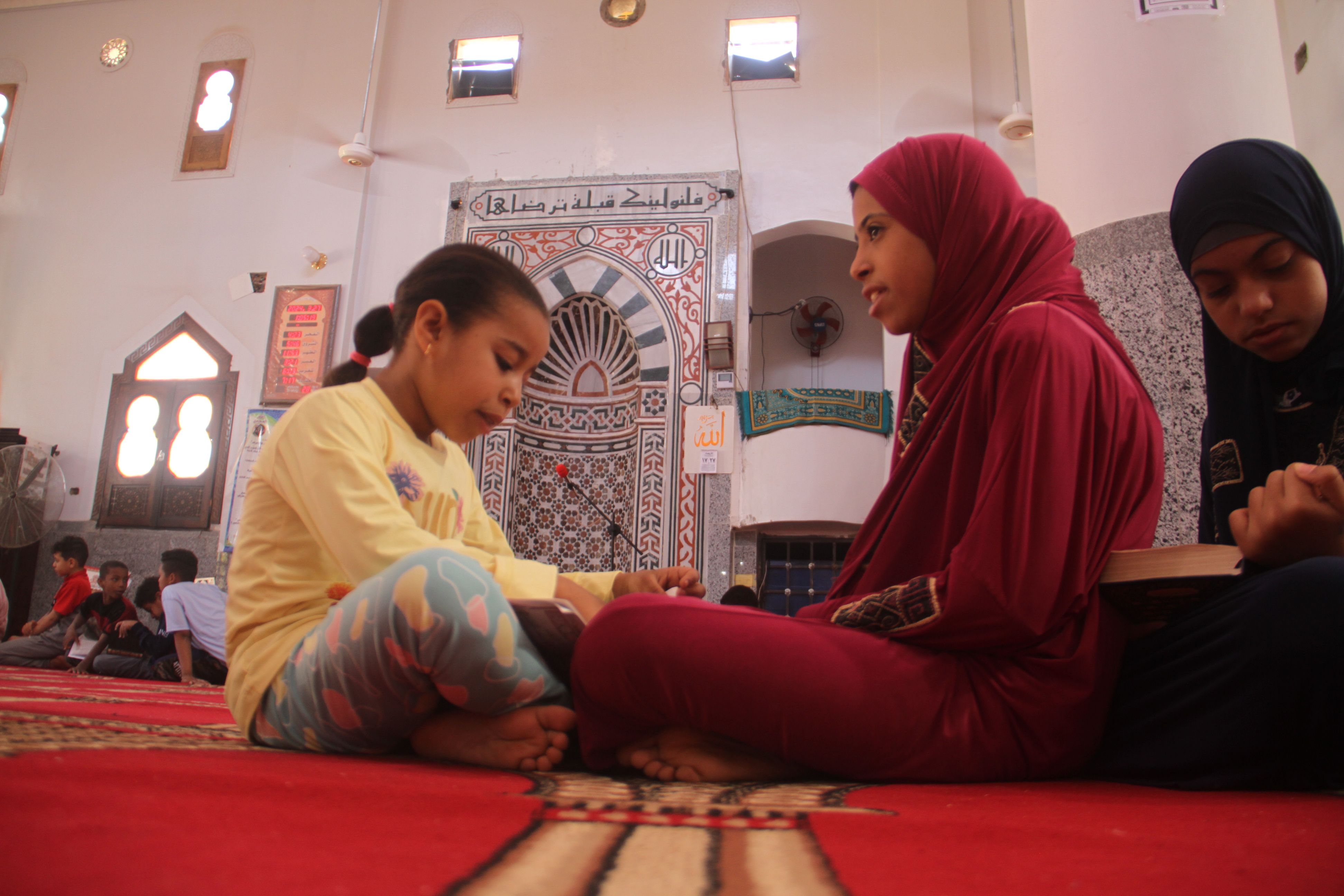 الأطفال يتلون القرآن فى أكبر مسابقة لحفظ كتاب الله بمدينة أسوان (4)