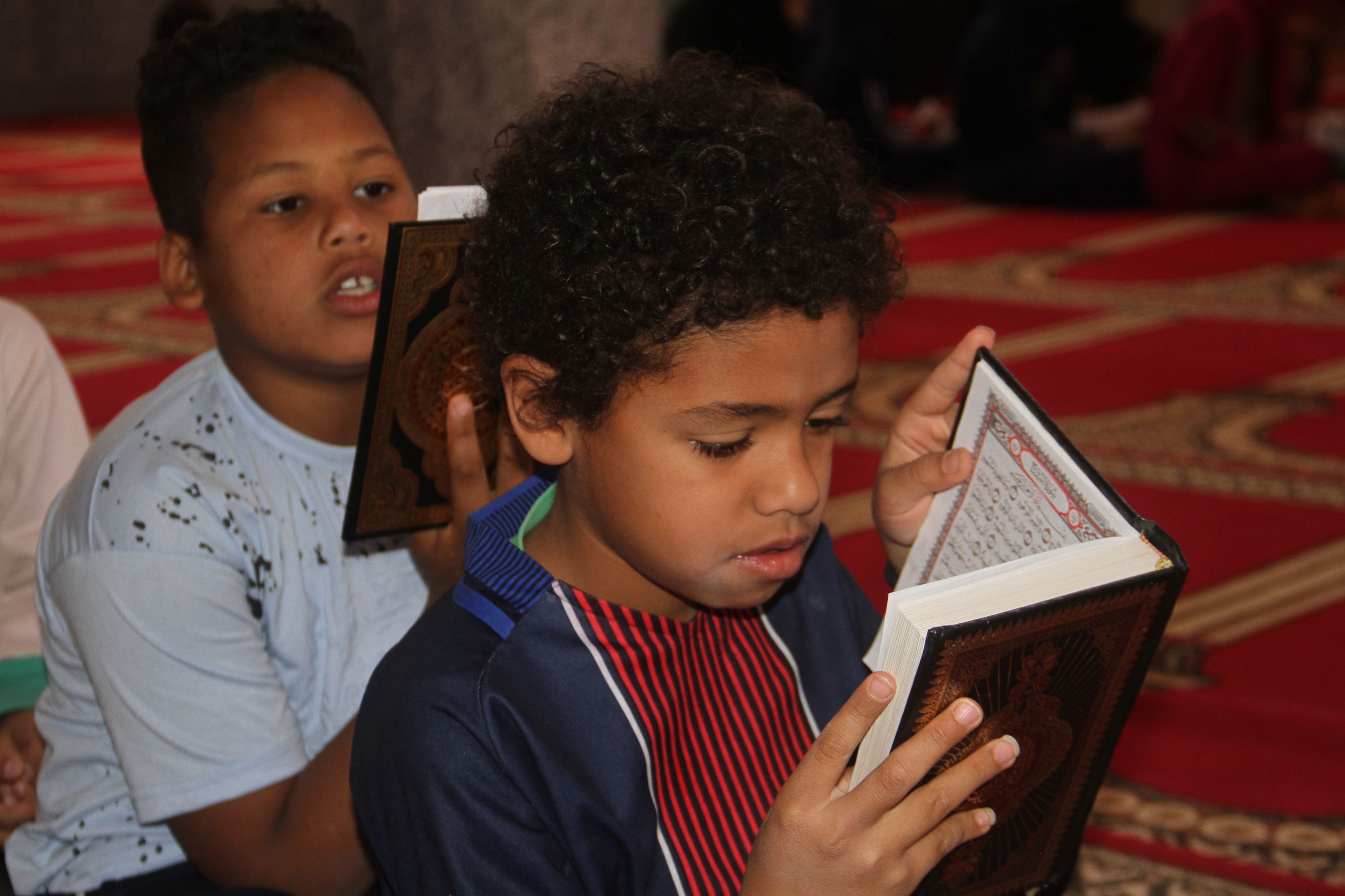الأطفال يتلون القرآن فى أكبر مسابقة لحفظ كتاب الله بمدينة أسوان (3)