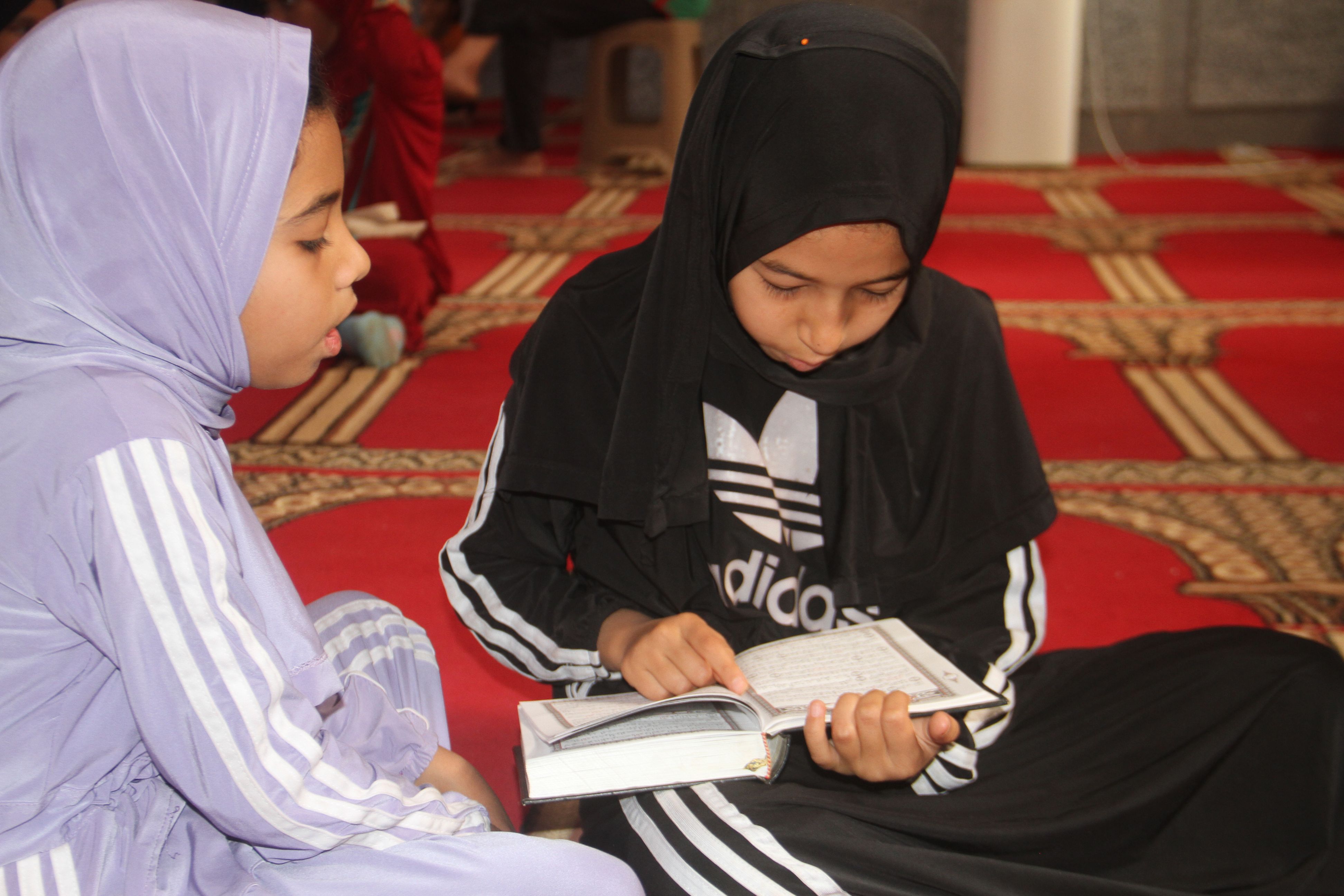 الأطفال يتلون القرآن فى أكبر مسابقة لحفظ كتاب الله بمدينة أسوان (5)