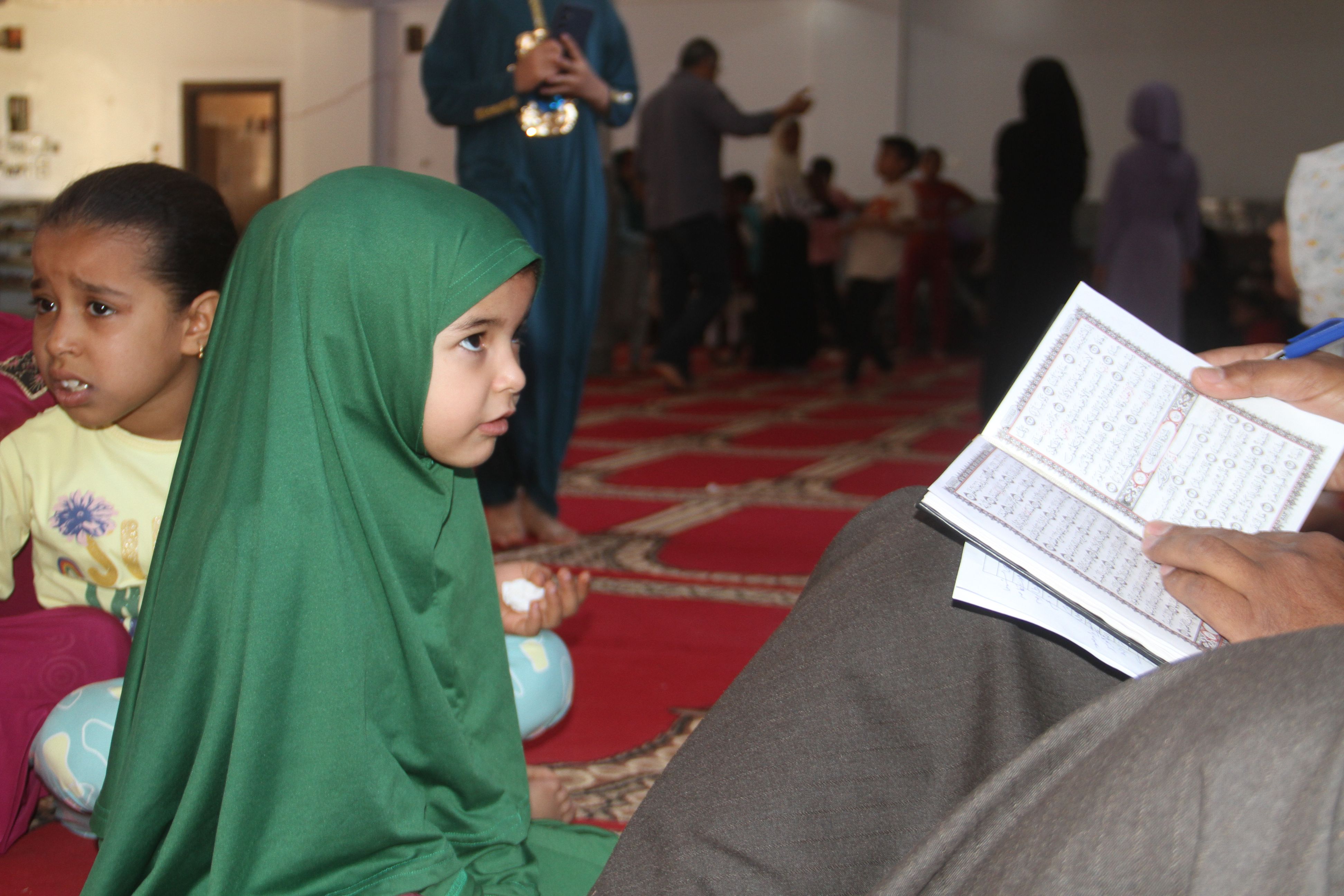 الأطفال يتلون القرآن فى أكبر مسابقة لحفظ كتاب الله بمدينة أسوان (6)