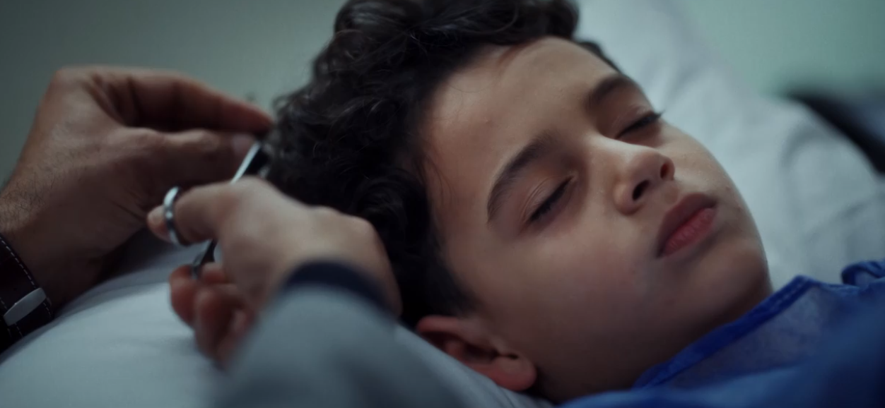 مروان يأخذ عينة من ابنه عمر للتأكد من صحة النسل
