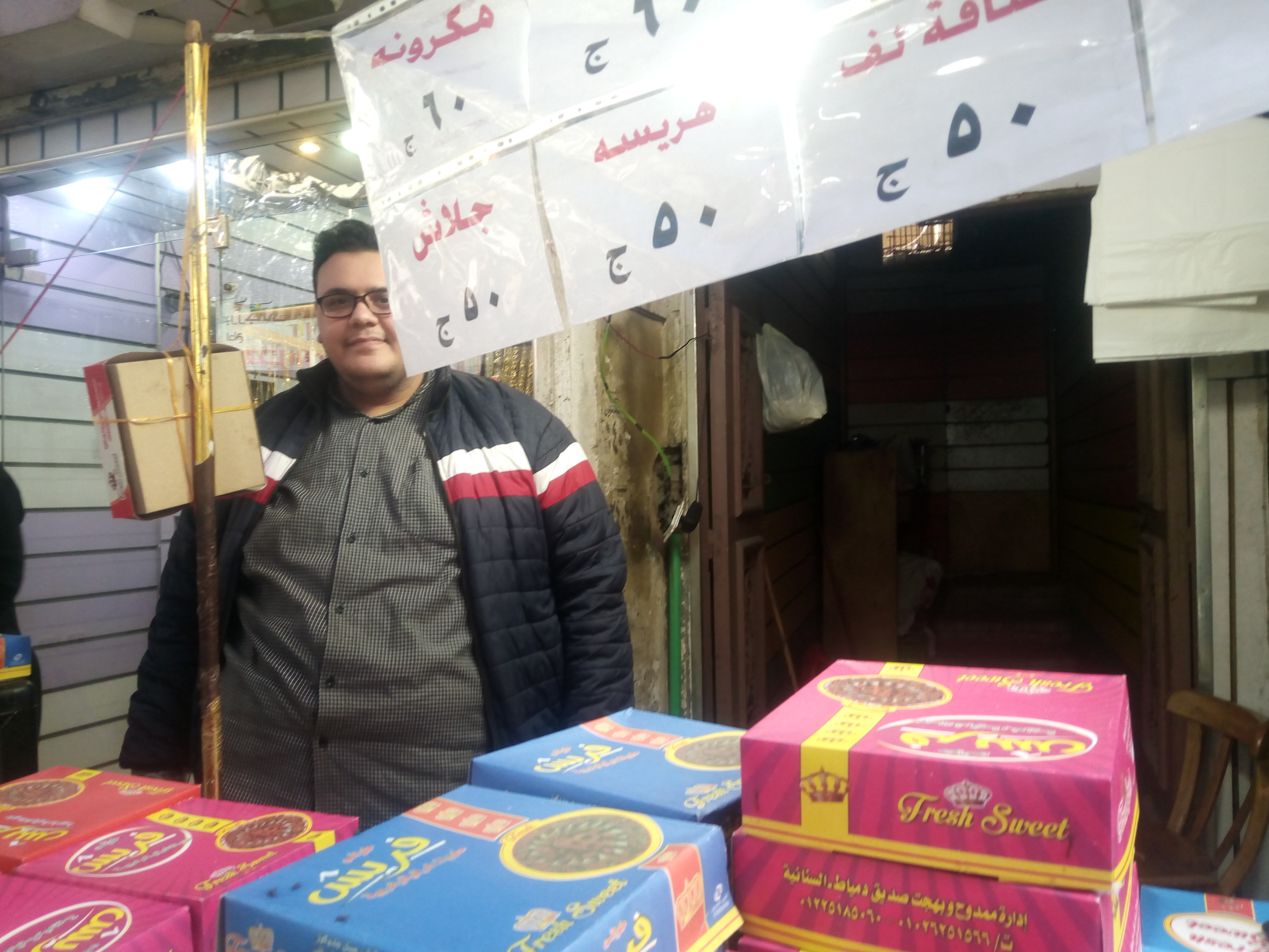 شقيقان يبيعان حلويات رمضان بأسعار مخفضة (3)