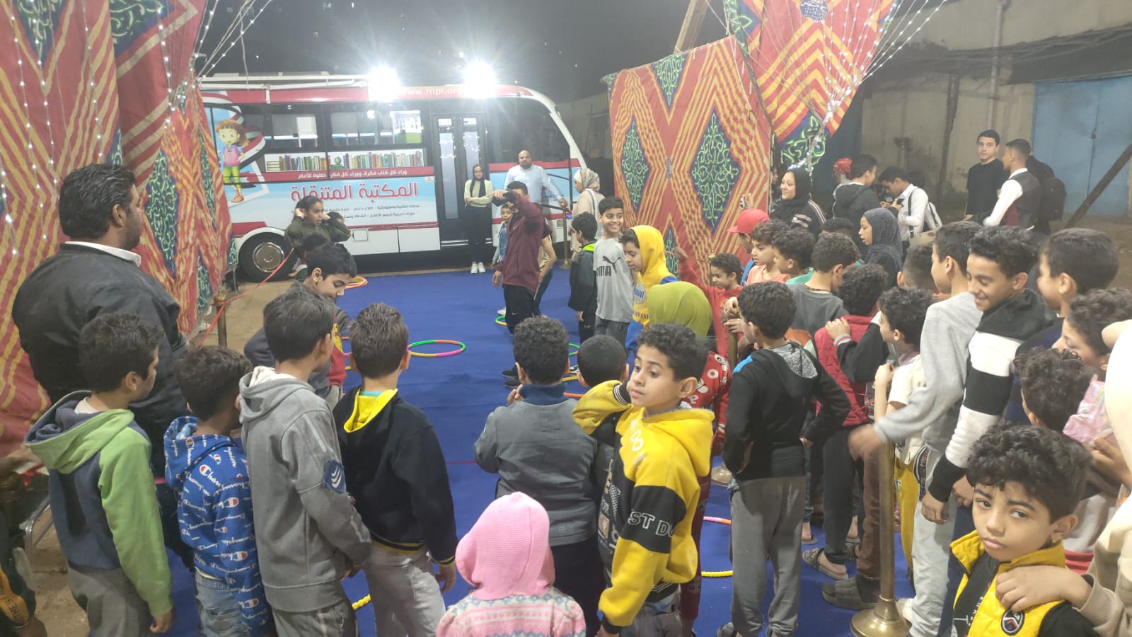 أطفال في معرض فيصل