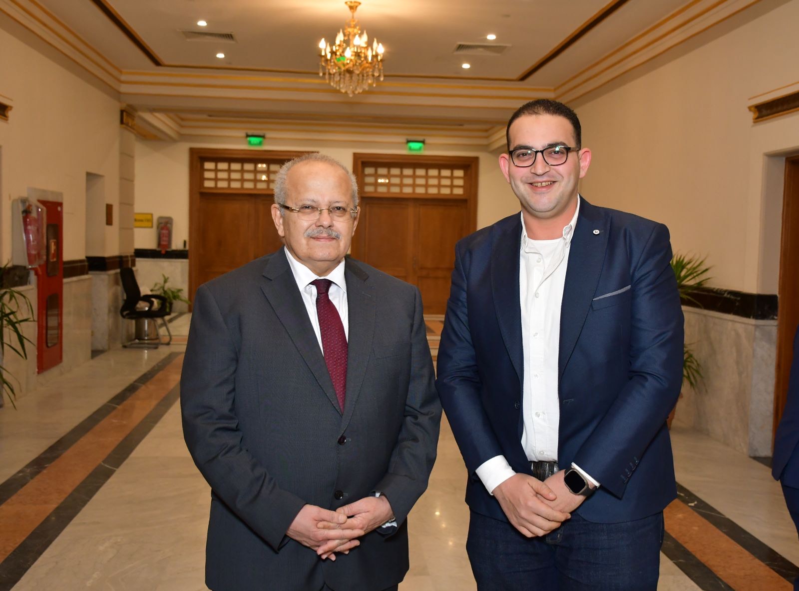رئيس جامعة القاهرة مع الصحفي محمد صبحي