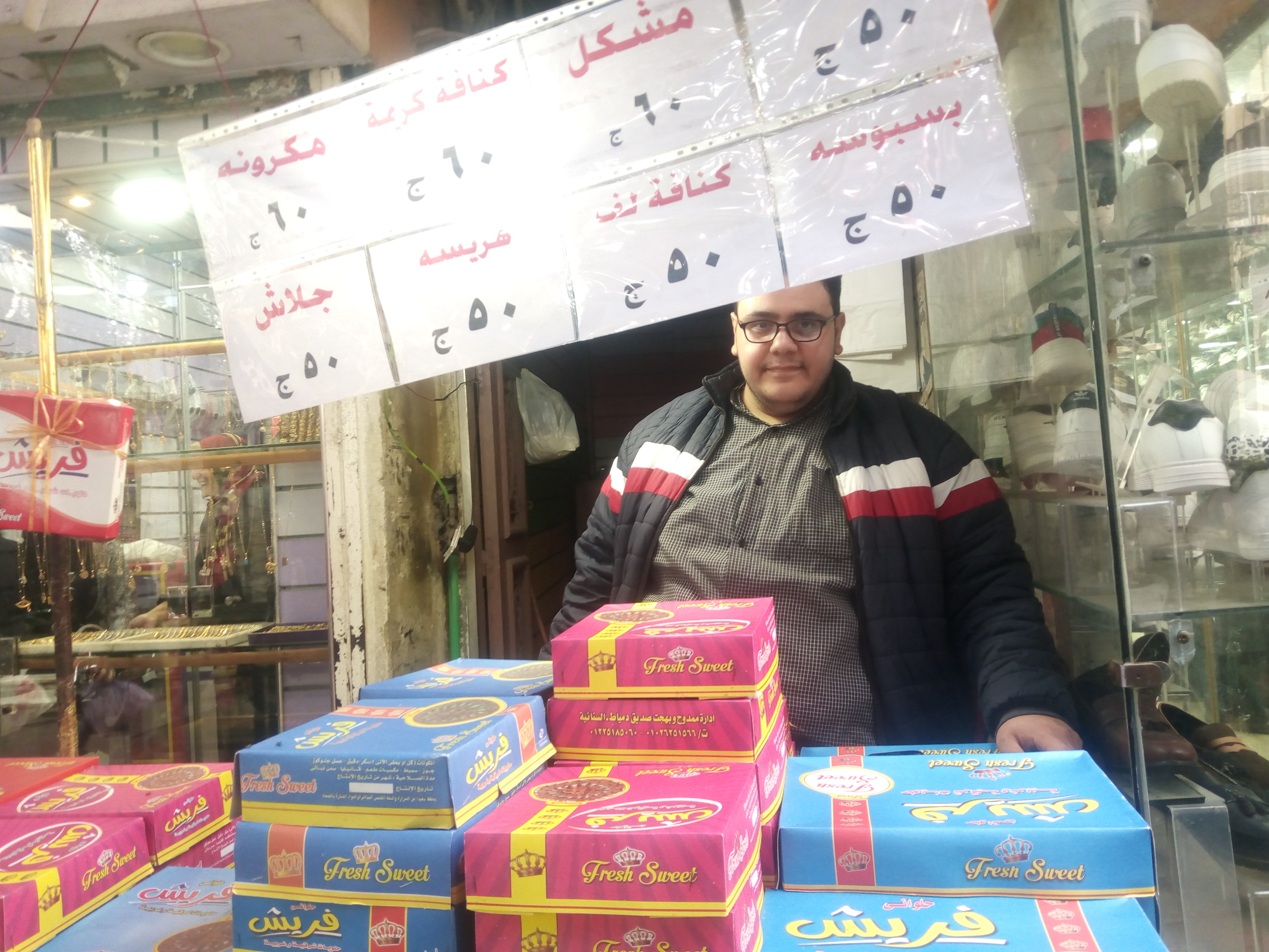 شقيقان يبيعان حلويات رمضان بأسعار مخفضة (1)