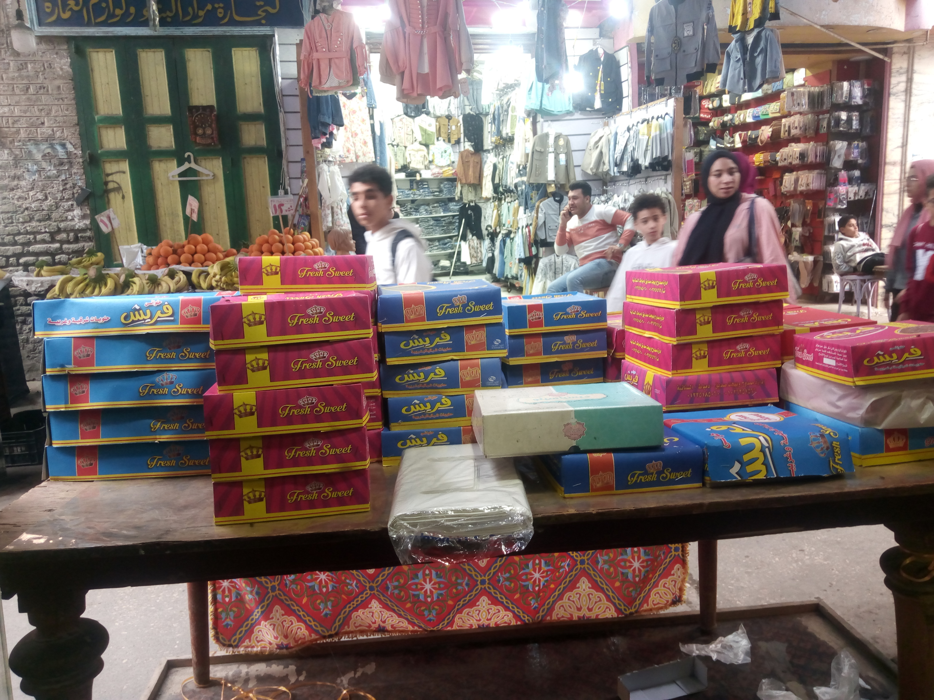 شقيقان يبيعان حلويات رمضان بأسعار مخفضة (2)