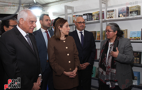 جولة وزيرة الثقافة ومحافظ الجيزة بمعرض فيصل