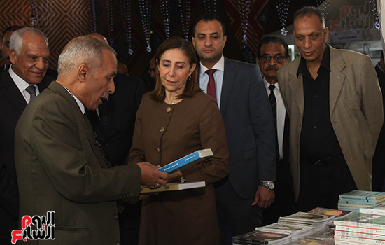 وزيرة الثقافة تتطلع على إصدارات معرض فيصل للكتاب
