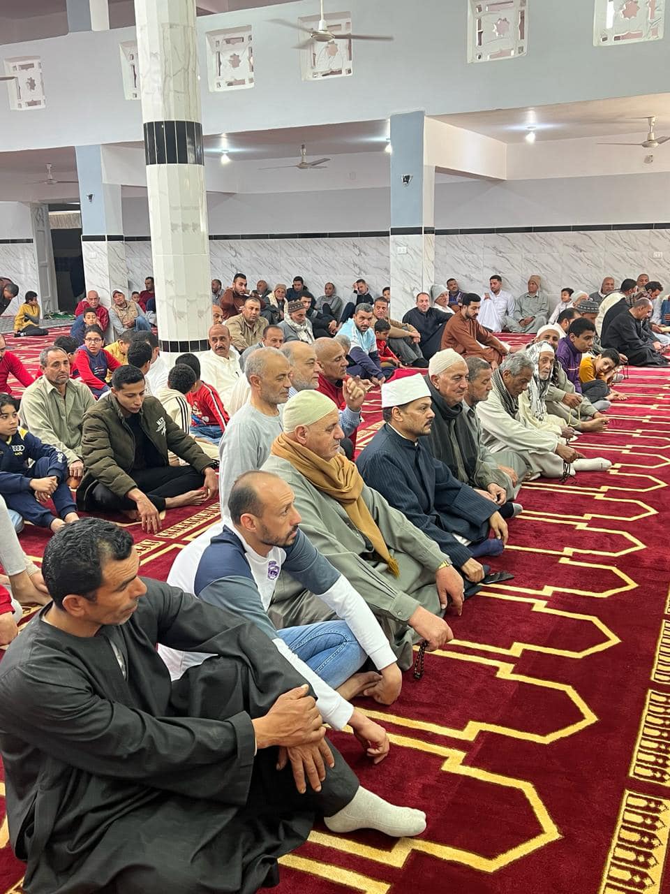 الحضور خلال افتتاح المساجد