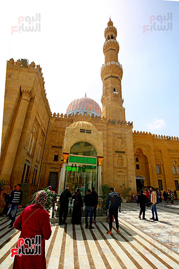 توافد المواطنين على مسجد السيدة زينب