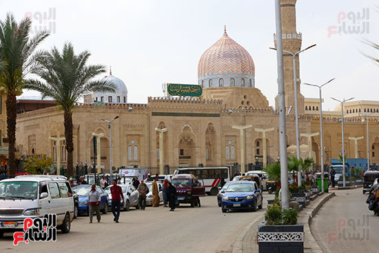 جانب من حركة المرور أمام المسجد