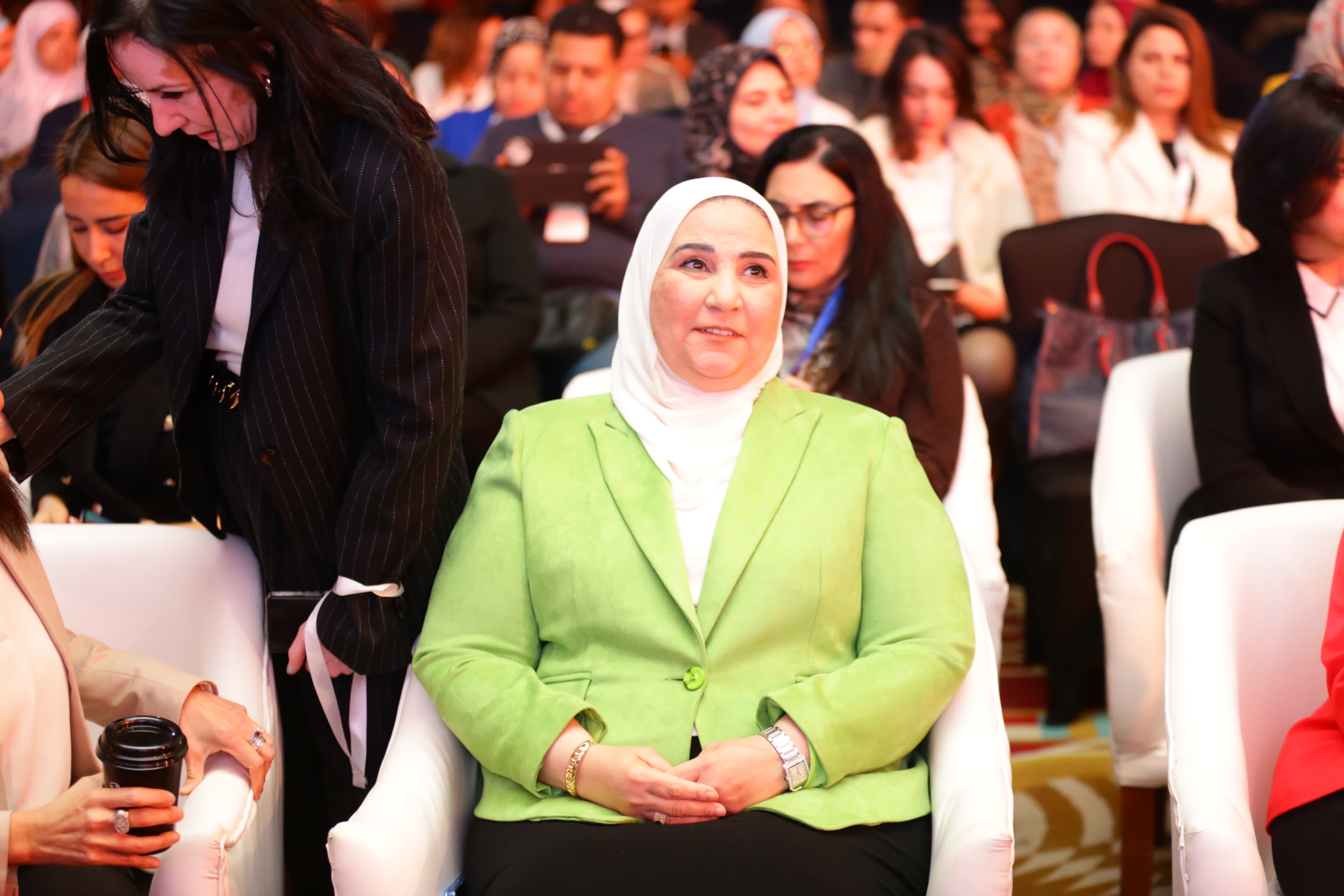 الدكتورة نيفين الباج وزيرة التضامن خلال فعاليات منتدى قمة المرأة المصرية تحت عنوان  360 درجة نحو حياة نسائية مزدهرة