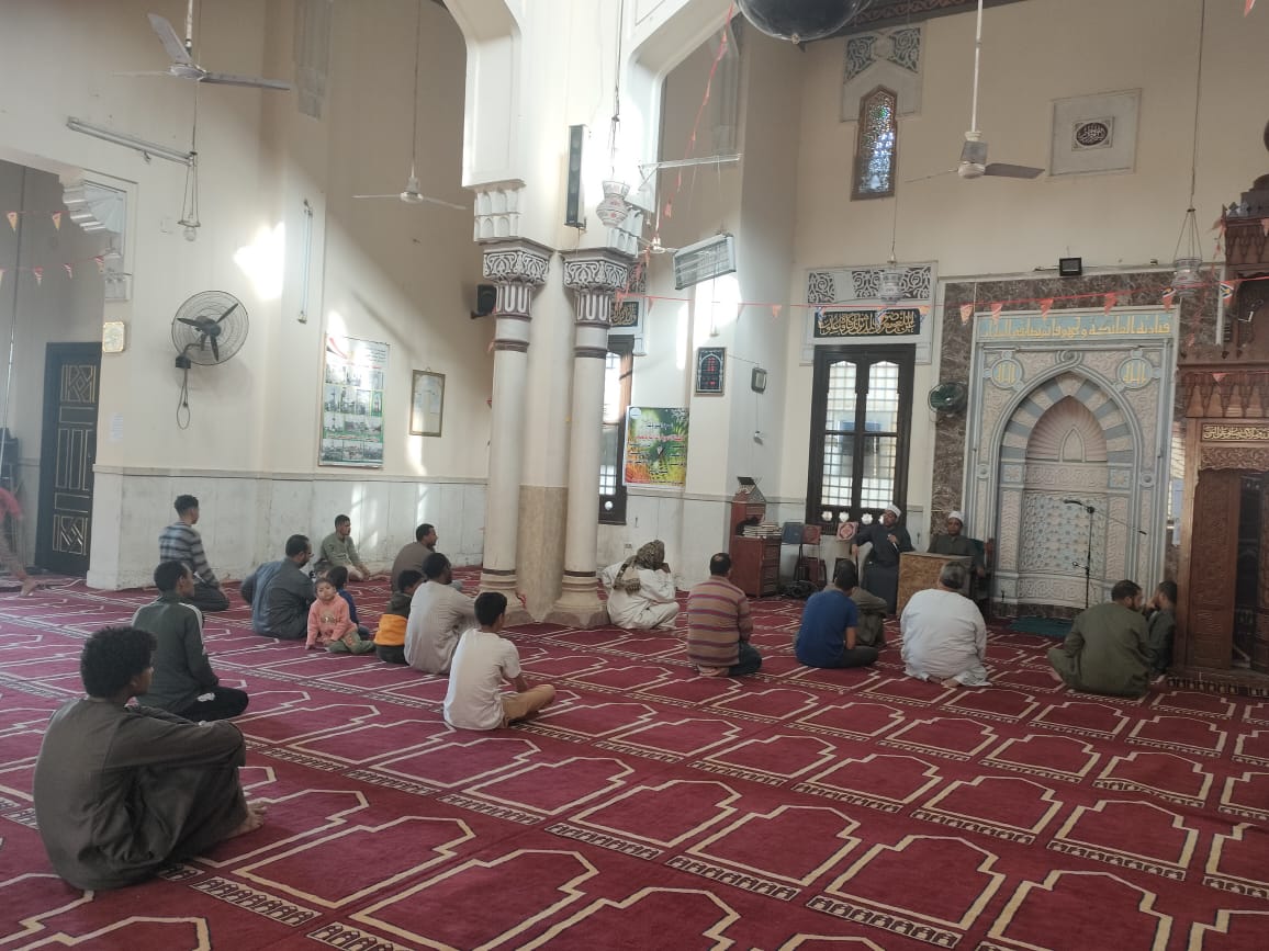 المسجد العمرى بإسنا يقدم دروس دينية للمواطنين في نهار شهر رمضان