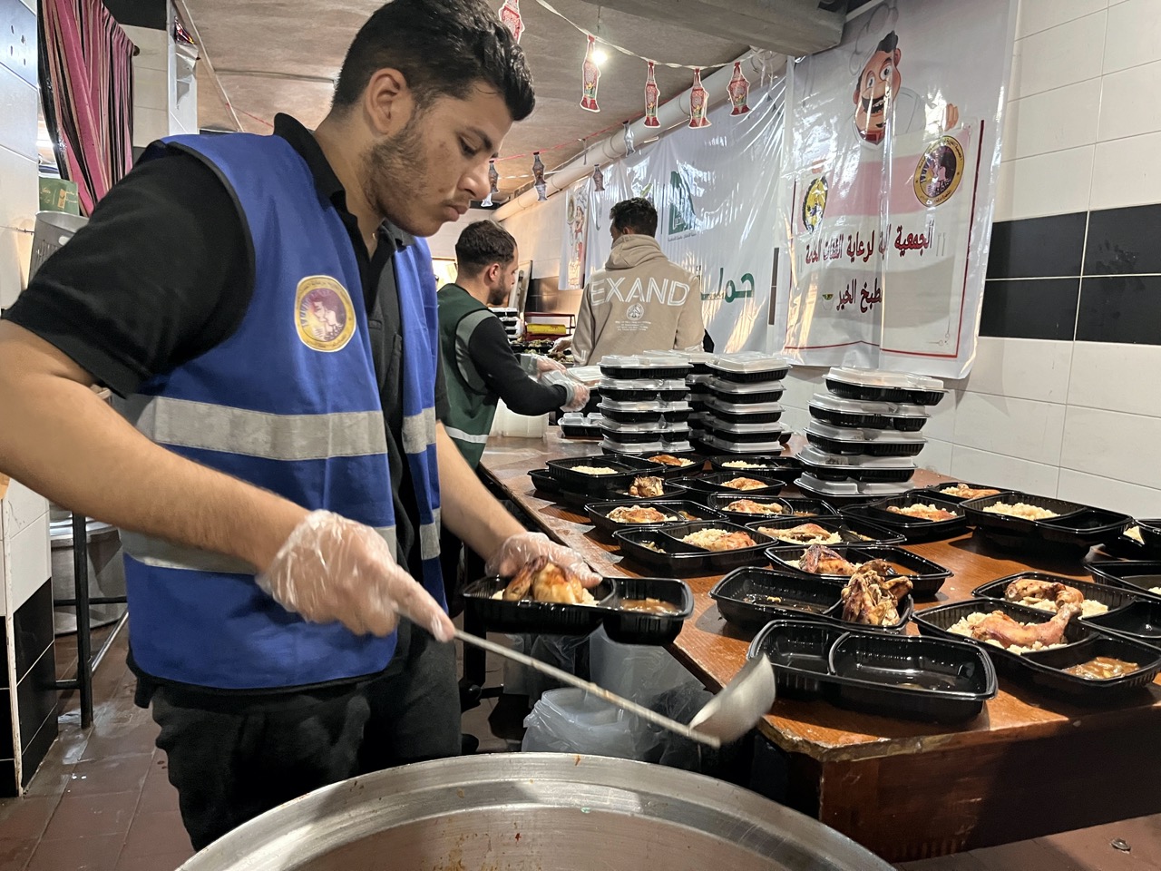 تجهيز وجبات للفلسطينيين بالعريش 